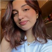 Exalumna de bachillerato artístico muy aplicada, con matrícula de honor. Le encanta enseñar inglés y otras materias.
